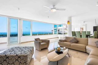 Elegant multi-level penthouse with rooftop Jacuzzi, bay views, pool & game room - 0