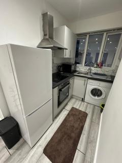 Modern 2-Bed Flat, 1 Min from Luton Mall and Station - 7