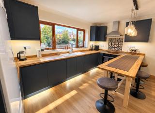 New city flat, 3 x double bed en-suite bedrooms, private kitchen & lounge, free private parking & own workspaces - 8