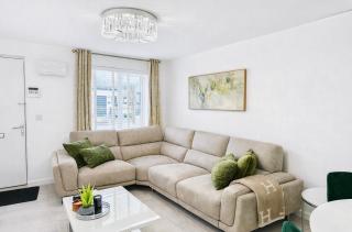 Modern 2-Bed House with Parking Near City & UHW Hosp - 0