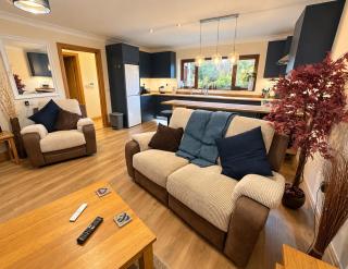 New city flat, 3 x double bed en-suite bedrooms, private kitchen & lounge, free private parking & own workspaces - 7