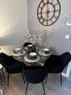 Modern 2-Bed House with Parking Near City & UHW Hosp - 9
