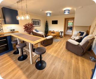 New city flat, 3 x double bed en-suite bedrooms, private kitchen & lounge, free private parking & own workspaces - 6