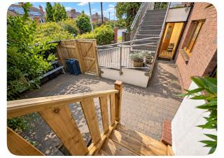 New city flat, 3 x double bed en-suite bedrooms, private kitchen & lounge, free private parking & own workspaces - 2