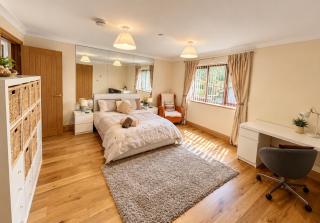 New city flat, 3 x double bed en-suite bedrooms, private kitchen & lounge, free private parking & own workspaces - 1