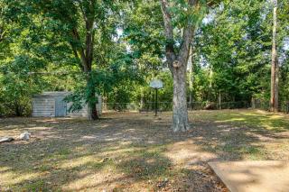 4 Mi to Graceland! Cozy Home w/ Patio & Yard - 8