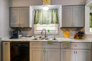 4 Mi to Graceland! Cozy Home w/ Patio & Yard - 7
