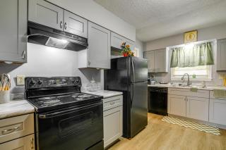 4 Mi to Graceland! Cozy Home w/ Patio & Yard - 1