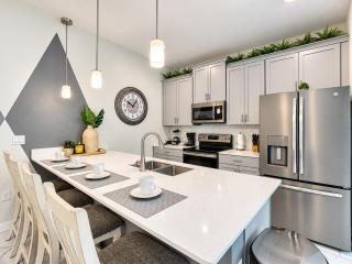 Superb 5BR Townhouse with Waterpark & Private Pool - 7