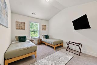 Modern 3BR Townhome Near Stonecrest - 1