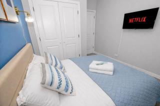 Spacious 3BR Near United Center & Medical District - 9