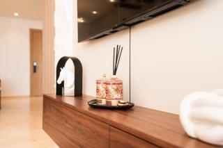 Prime 2BR 2BA Sleeps 7 Free Parking & Big Table - 1