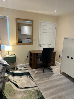 Beautiful private en-suite room with its own entry - 1