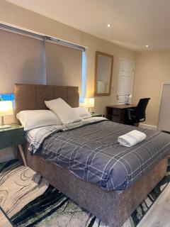 Beautiful private en-suite room with its own entry - 0