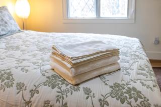 Cozy 2BR Retreat, Fast WiFi, Parking & Transit - 8