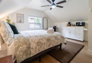 Cozy 2BR Retreat, Fast WiFi, Parking & Transit - 7