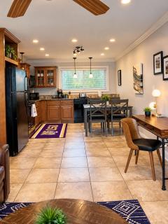 LSU campus - Bedroom TV - Gated - Pool - WD - Desk - 6