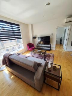 Luxurious & Spacious Stay in the Heart of Montreal - 0