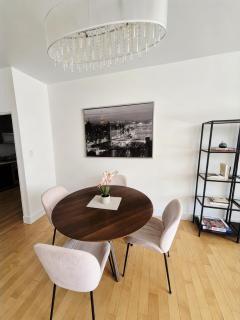 Luxurious & Spacious Stay in the Heart of Montreal - 4