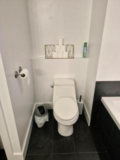 Luxurious & Spacious Stay in the Heart of Montreal - 3