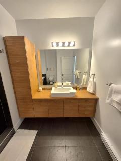Luxurious & Spacious Stay in the Heart of Montreal - 2