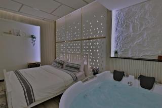 Luxury Studio with Private Jacuzzi Near City Stars - 4