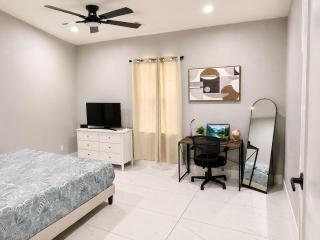 Spacious 3BR Duplex,Free Parking,Near Downtown & IAH - 1