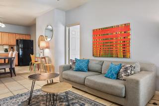 East Austin 4BR Group Getaway Near UT, F1, ACL & Football Sleeps 10 - 4