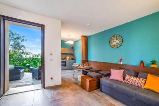 7 Bedroom Luxury Villa - Pool, Garden & Parking - Happy Rentals - 8