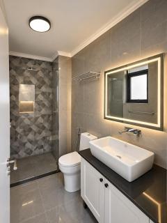 5-Minute Airport Luxury Apartment, Pool & Gym - 2