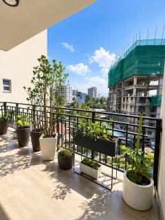 5-Minute Airport Luxury Apartment, Pool & Gym - 1