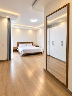 5-Minute Airport Luxury Apartment, Pool & Gym - 8