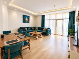 5-Minute Airport Luxury Apartment, Pool & Gym - 9