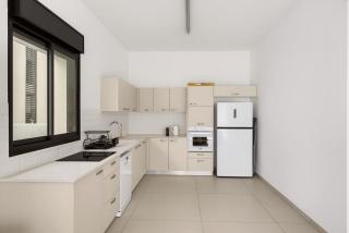 Spacious 4BR Luxury Apartment l Huge Balcony & Mamad - 7