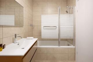 Spacious 4BR Luxury Apartment l Huge Balcony & Mamad - 6