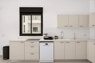 Spacious 4BR Luxury Apartment l Huge Balcony & Mamad - 1