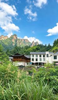 Shambhala Hotel of Zhangjiajie-Within National Forest Park-5min walk to Yangjiajie Cable Car-Free pick up to Park West Gate- English speaking hostess-Hand-drip Coffee- Zen and Tea Culture- Free laundry& Elevator - Personal itineraries & ticket reservation - 9