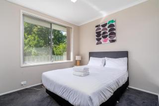 Elegant 4 Bedroom Home in Chifley - Hosted by Canstay - 4