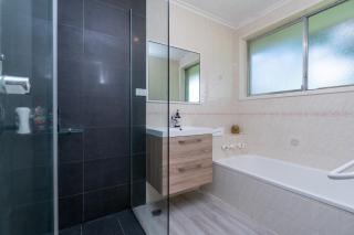 Elegant 4 Bedroom Home in Chifley - Hosted by Canstay - 2
