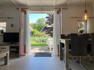 Lilian Modern Holiday home at a typical dutch canal, close to the Lauwersmeer - 4