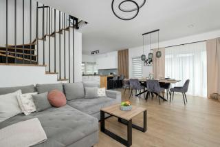 Przestronny Dom z Tarasem, Ogrodem, Klimatyzacją i Parkingiem by Noclegi Renters - 4