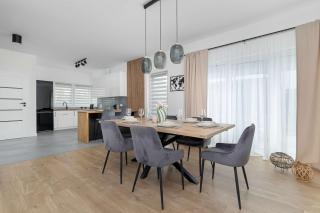 Przestronny Dom z Tarasem, Ogrodem, Klimatyzacją i Parkingiem by Noclegi Renters - 1
