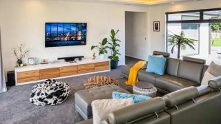 Expansive Luxury Country Escape - 3