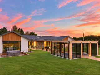 Expansive Luxury Country Escape - 6