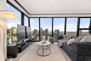 2BR Absolute Waterfront, Balcony, Parking, Pool & Gym, Docklands - 5