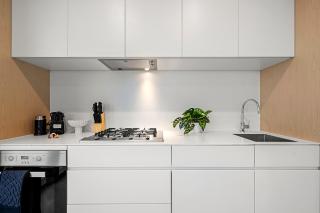 2BR Absolute Waterfront, Balcony, Parking, Pool & Gym, Docklands - 3
