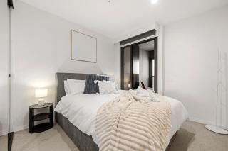 2BR Absolute Waterfront, Balcony, Parking, Pool & Gym, Docklands - 2