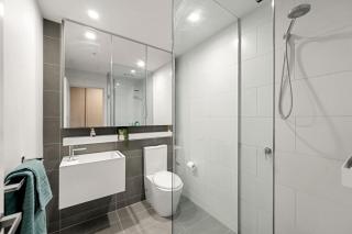 Docklands 2BR Absolute Waterfront Apt with Balcony-Parking-Pool & Gym - 4