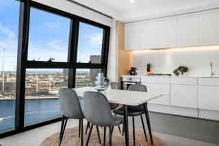 2BR Absolute Waterfront, Balcony, Parking, Pool & Gym, Docklands - 4