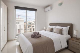 BnBNova - 2BR Penthouse St Julian's - Sea Views & Terrace - 2